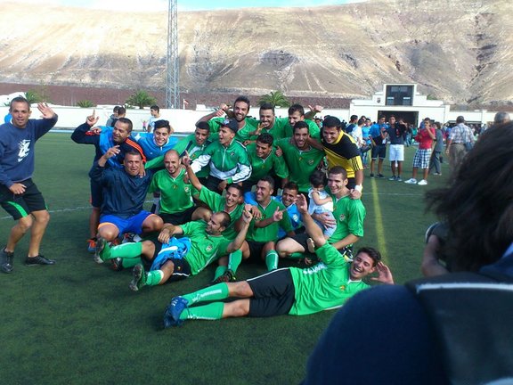 El equipo del Yaiza celebrando su ascenso a 3ª División