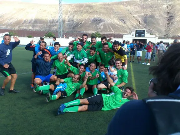 El equipo del Yaiza celebrando su ascenso a 3ª División