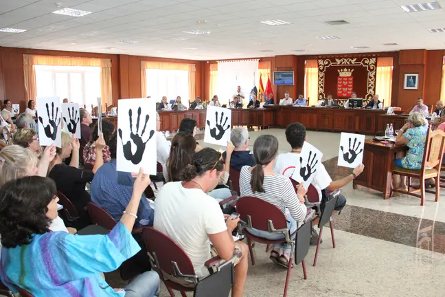 Pleno del Cabildo declarando a REPSOL "non grata"