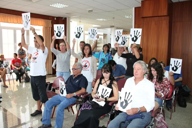 Asistentes al pleno del Cabildo contra las prospecciones