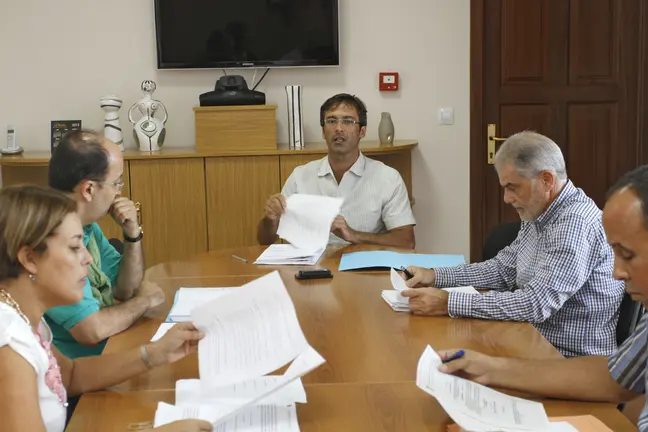 Pedro San Ginés entregando la documentación a la oposición