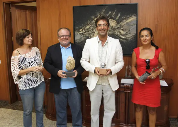 Autoridades con los premios