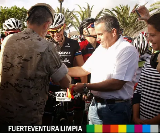 Mario Cabrera y Claudina, repartiendo banderas españolas