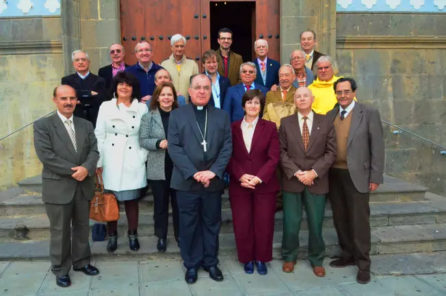 PADRE BÁEZ CON COMPAÑEROS DE LA PRENSA