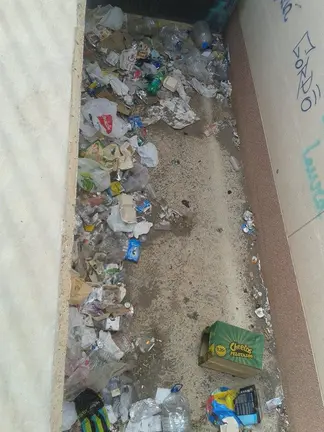 Basura en el interior del Pabellón Deportivo de Argana