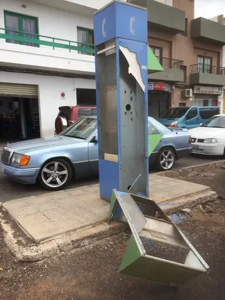 deterioro en el que se encuentran las cabinas de teléfonos en nuestra ciudad de Arrecife .