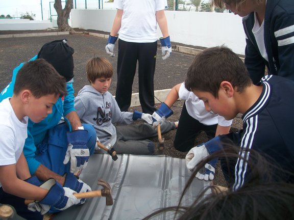 Niños construyendo su jolatero