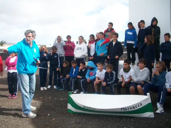 Los alumnos junto a un jolatero