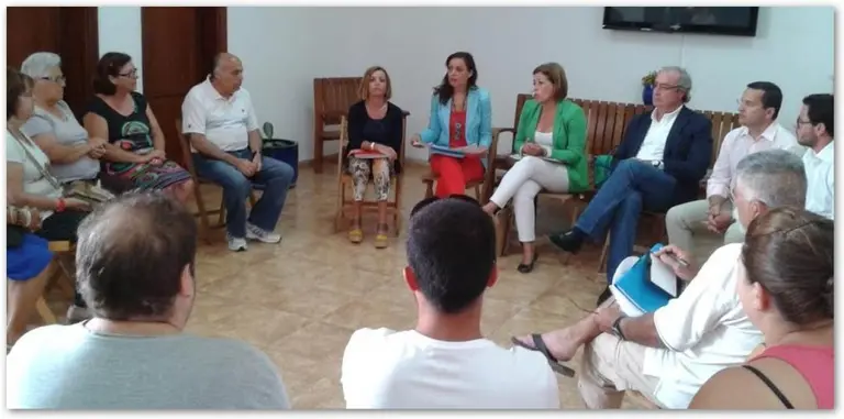 El-Partido-Popular-contin&uacute;a-con-la-campa&ntilde;a- de-recogida-de-firmas-para-exigir-la-rehabili taci&oacute;n-de-las-viviendas-de-Valterra-