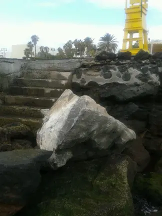 &#34;Piedrita&#34; arrojada por un camión en el Muelle de la Tiñosa