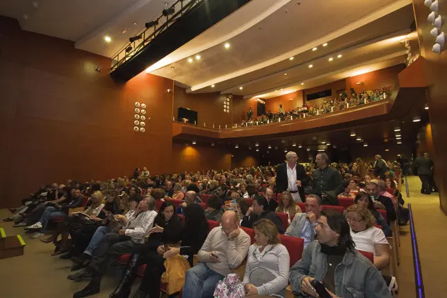 El Brujo llenó el Teatro Insular