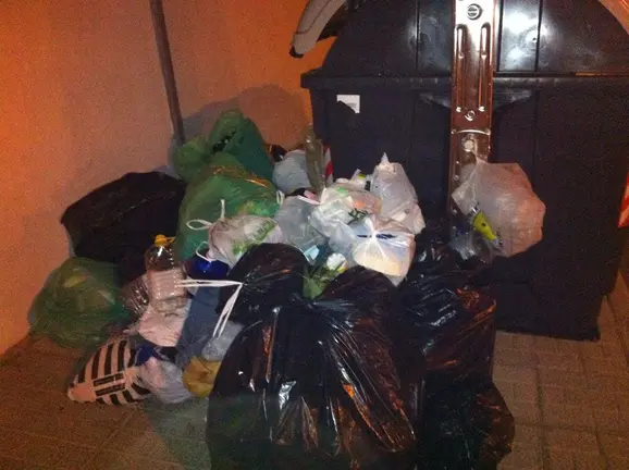 Basura atestada junto a los nuevos contenedores (2)