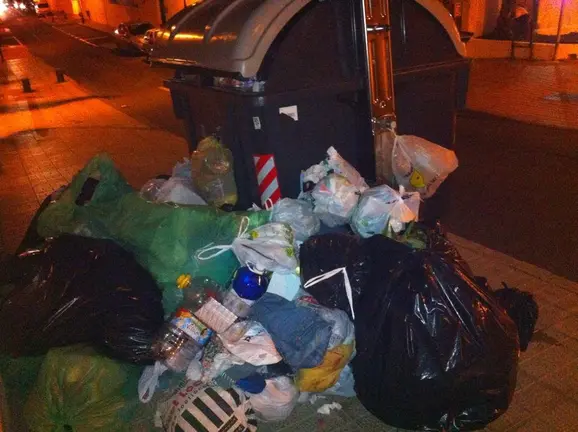 Basura atestada junto a los nuevos contenedores