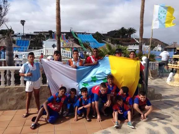 Los alevines del C.L. Guadarfía con la Bandera Nacional