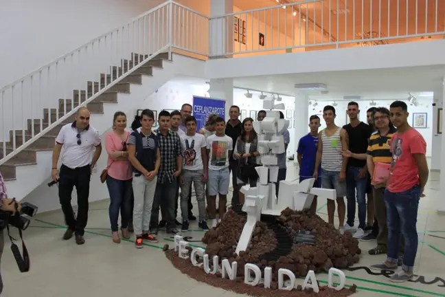 Alumnos del IES Arrecife junto con la réplica de "Fecundidad"