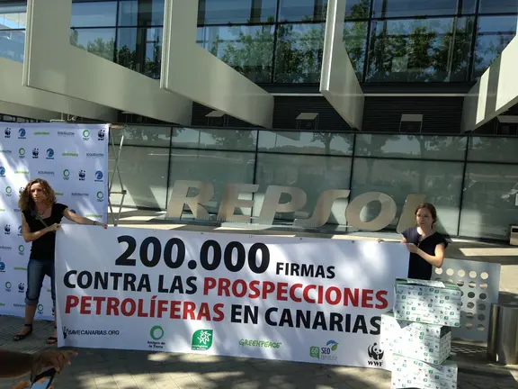 Entrega Firmas en la Oficina Central de REPSOL