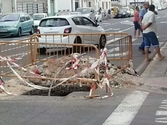 Socavón abierto hace meses en la calle Pérez Galdós