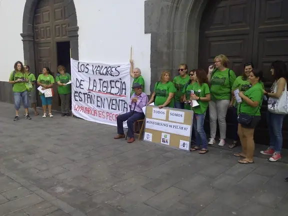 Concentración a la puerta de la Iglesia