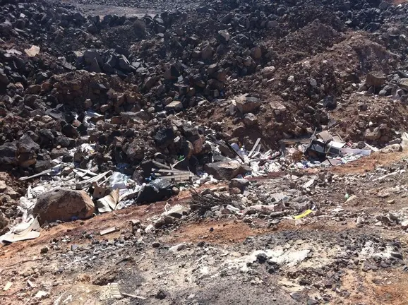 Basuras y escombros en el centro de Playa Blanca