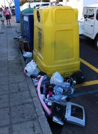 Basura fuera de los contenedores