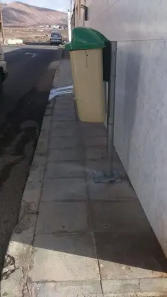 Papeleras en medio de la acera