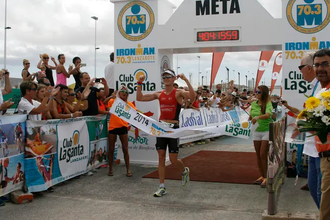 Llegada a la mete en el III Ironman 70.3