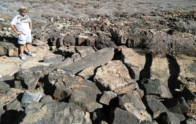 Echedey Sánchez junto a una quesera víctima del expolio - Lanzarote (Titeroygatra)