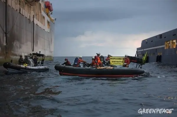 Lanchas de Greenpeace en la zona del conflicto