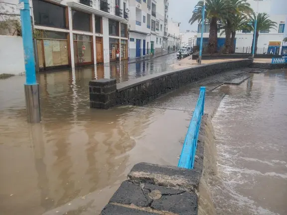 El Charco de San Ginés, desbordado