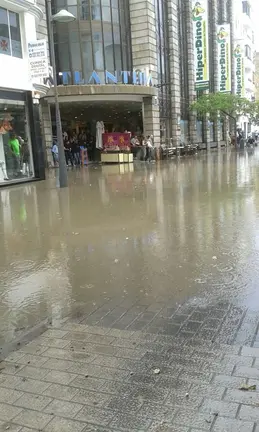 Comercios rodeados por el agua