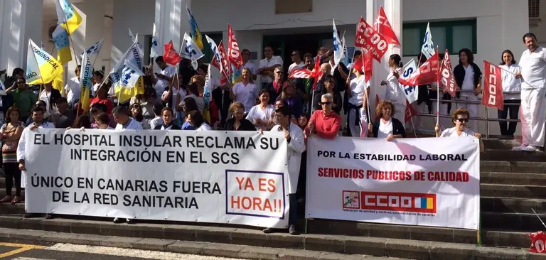 Concentración a las puertas del Hospital Insular