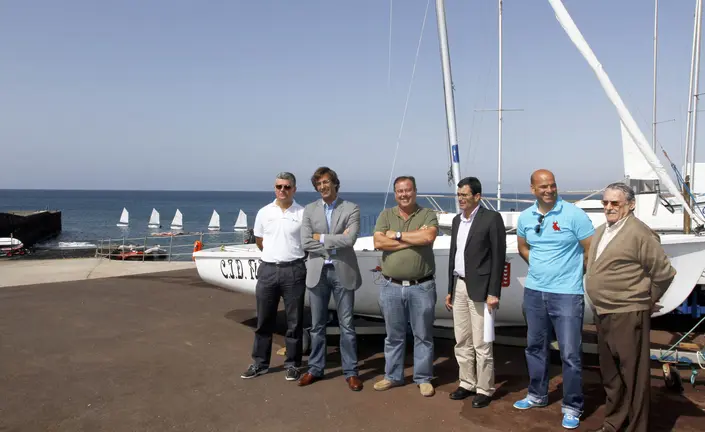 Emilio Hernández con la familia de la Vela Latina