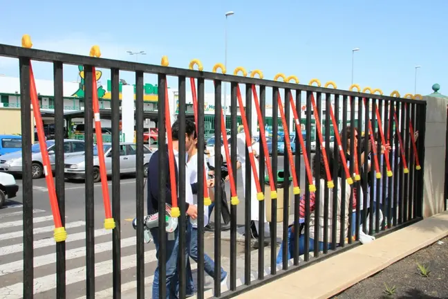 Colocación simbólica de bastones a la entrada del Área de Salud