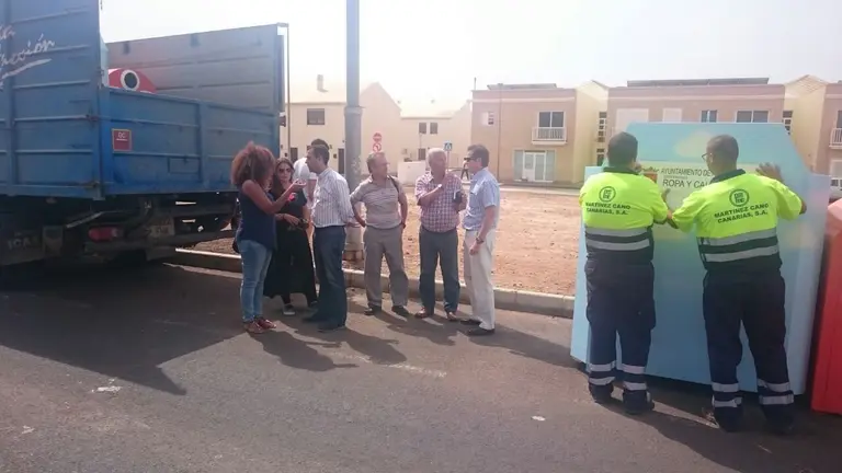 Los ediles Tomás Fajardo y Andrés Medina durante la instalación de los contenedores