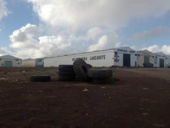 Basura amontonada junto a la carretera de Los Mármoles 2