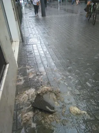 Alcantarilla que saltó en la Calle Real