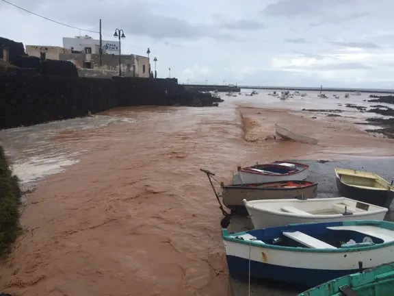 El temporal afecta la costa de Orzola