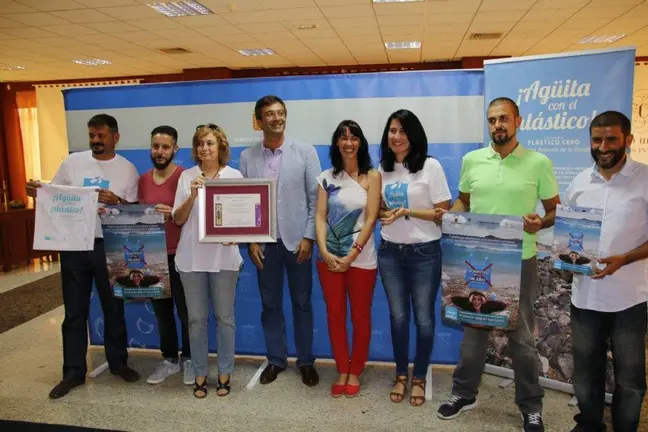 Diplomas para defensores del Medio Ambiente. Agüita con el plástico