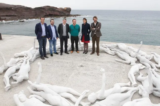 Autoridades junto a las figuras del Museo Atlántico