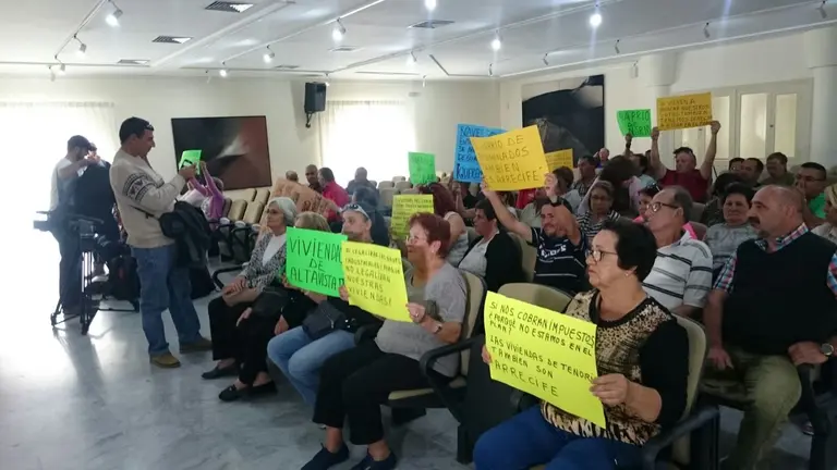 Los vecinos protestaron en el Ayuntamiento 2