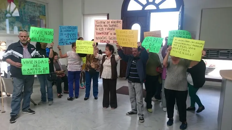 Los vecinos protestando en el Pleno 7