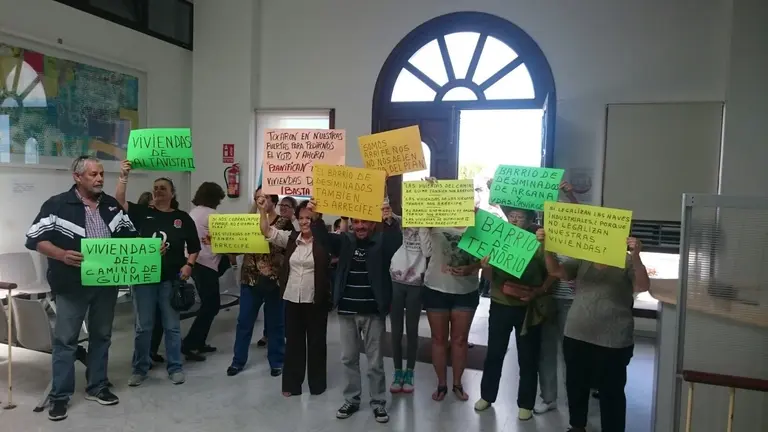 Los vecinos protestando en el Pleno 9