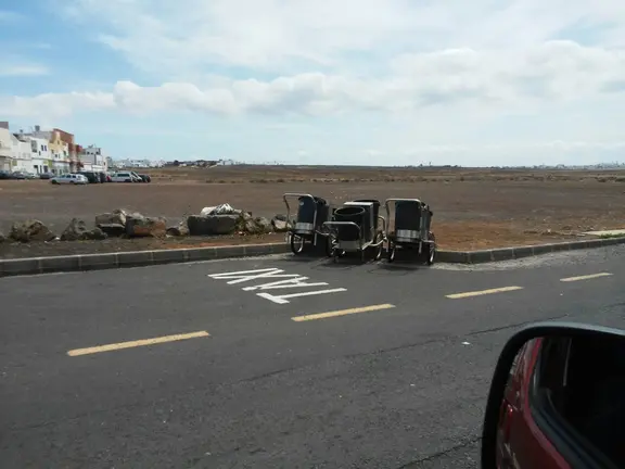 Carros de limpieza en la parada de taxis