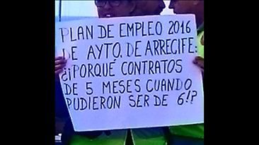 Trabajadores manifestándose frente al Ayuntamiento