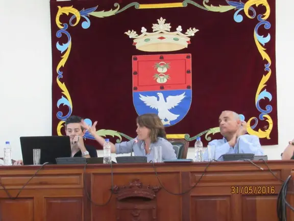 La Alcaldesa recibiendo las Sentencias