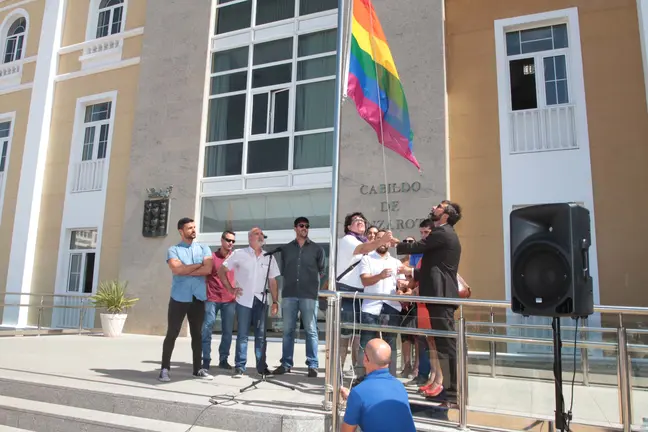 Bandera arcoiris en el Cabildo