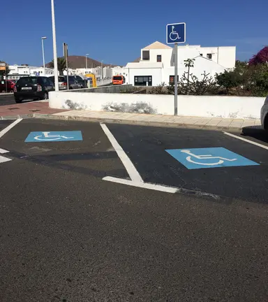 Estacionamiento PMR delante del Ayuntamiento mal señalizado y diseñado