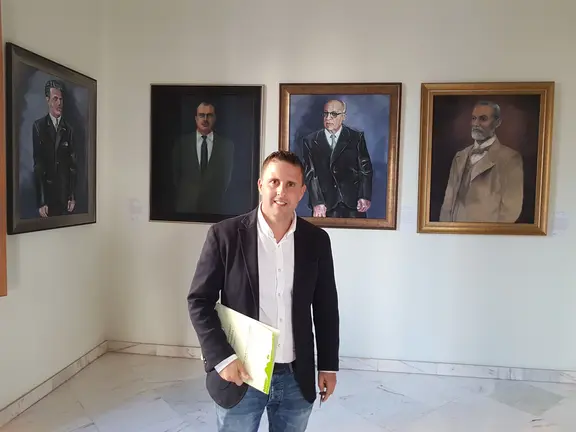 Alejandro Jorge en la entrada del sal&oacute;n de plenos del Cabildo