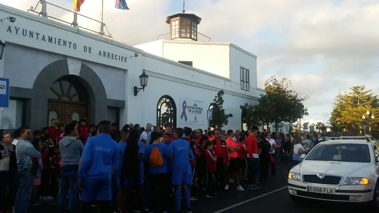 Concentración de deportistas frente al Ayuntamiento (5)