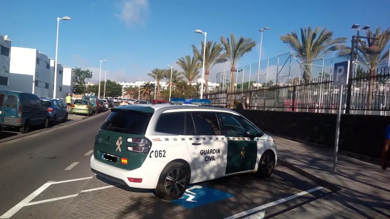 Coche de la Guardia Civil en aparcamiento de minusválidos copia